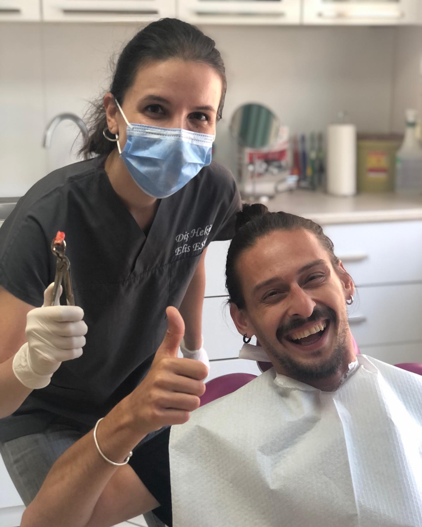Elis Esen ve klinik koltuğundaki hasta
